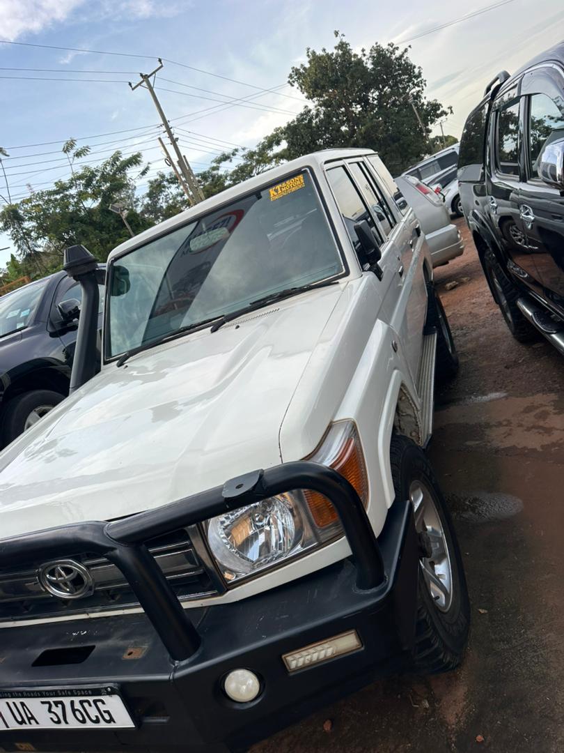 Toyota Land Cruiser 76 Series prado
