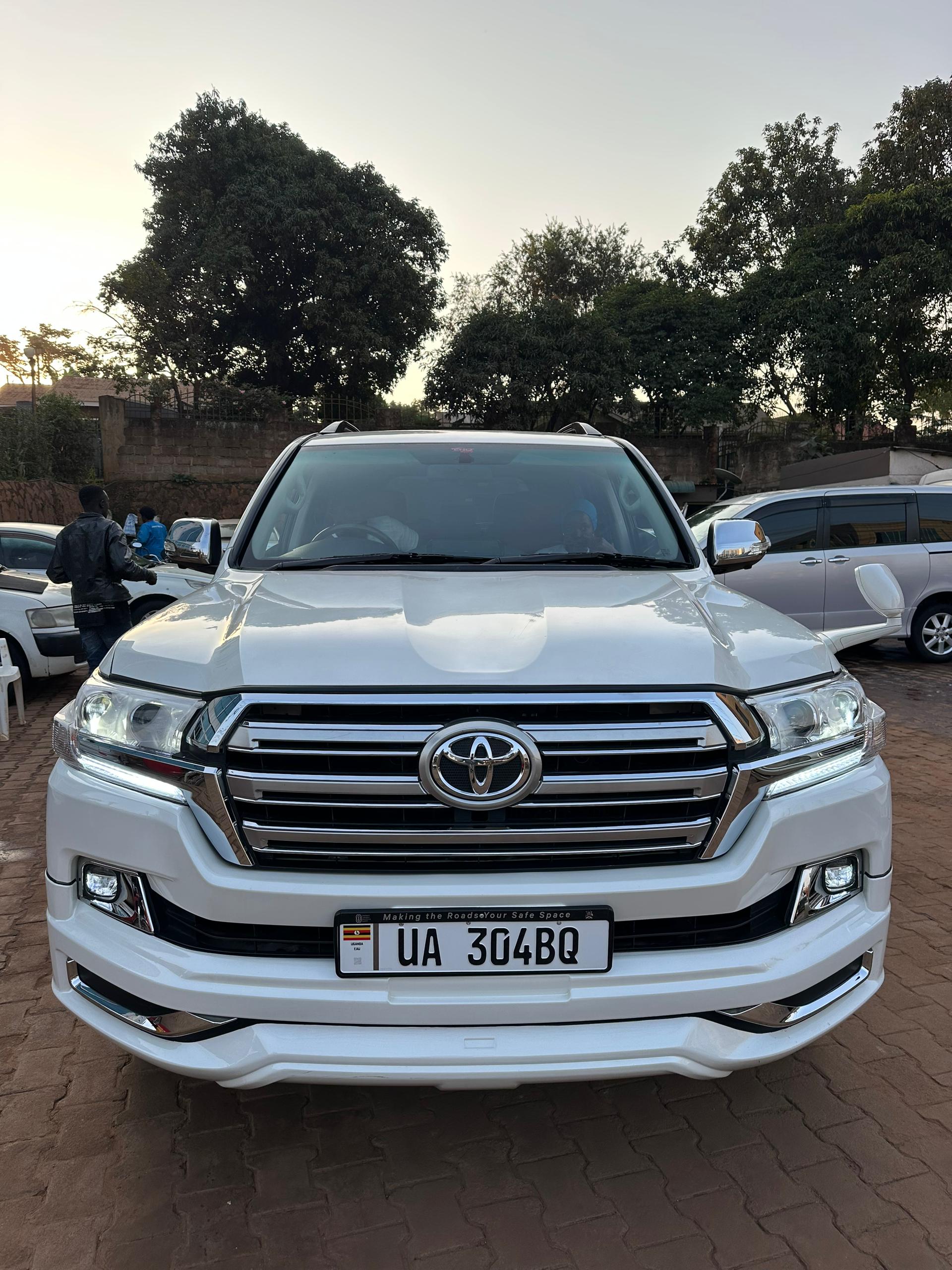 Toyota Land Cruiser V8 (200 Series - GXR trim)